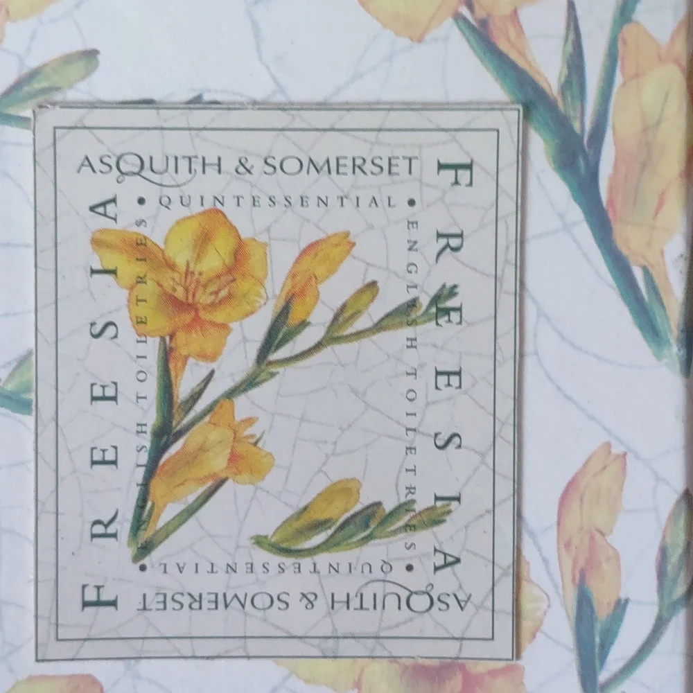 Asquith & Somerset drawer liner. freesia pattern